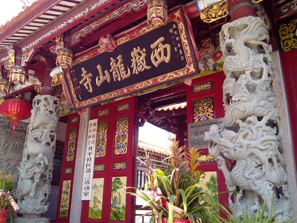 閩南佛寺建筑在福建傳統(tǒng)建筑中石刻浮雕，石材石雕有強(qiáng)烈的地域特色